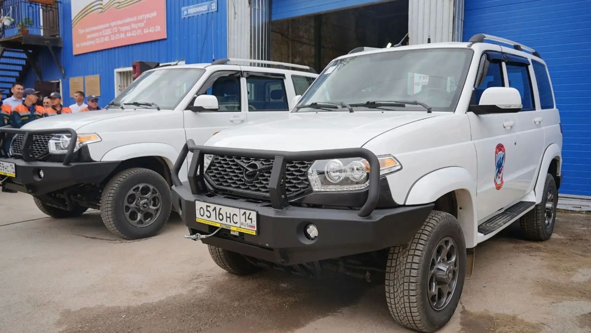 Сегодня днем вручили ключи от двух новых автомобилей «УАЗПатриот» аварийноспасательной службе города Якутска Управления ГО и ЧС г. Якутска. А также наградили отличившихся сотрудников Сегодня днем вручили ключи от двух новых автомобилей «УАЗПатриот» аварийноспасательной службе города Якутска Управления ГО и ЧС г. Якутска. А также наградили отличившихся сотрудников