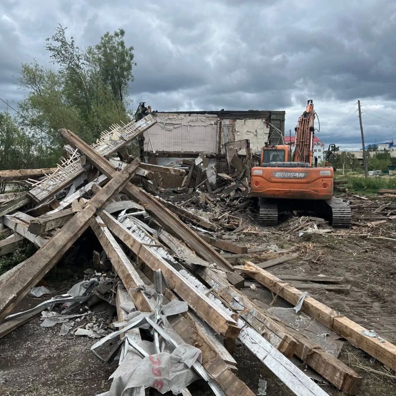 В порту прямо на повороте к аэровокзалу сносят расселенный дом (Авиаторов, 2). Рядом ждёт своей участи без окон и дверей дом номер 6 В порту прямо на повороте к аэровокзалу сносят расселенный дом (Авиаторов, 2). Рядом ждёт своей участи без окон и дверей дом номер 6