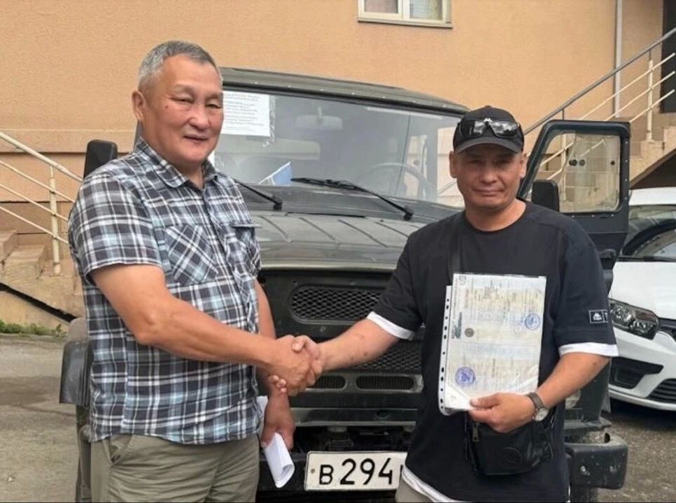 Росреестр Якутии передал внедорожник УАЗ для бойцов в зоне СВО