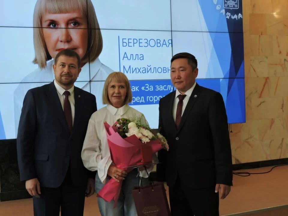 Мирный отмечает день рождения: выдающимся жителям вручили знаки почета и звание почетного гражданина Мирный отмечает день рождения: выдающимся жителям вручили знаки почета и звание почетного гражданина