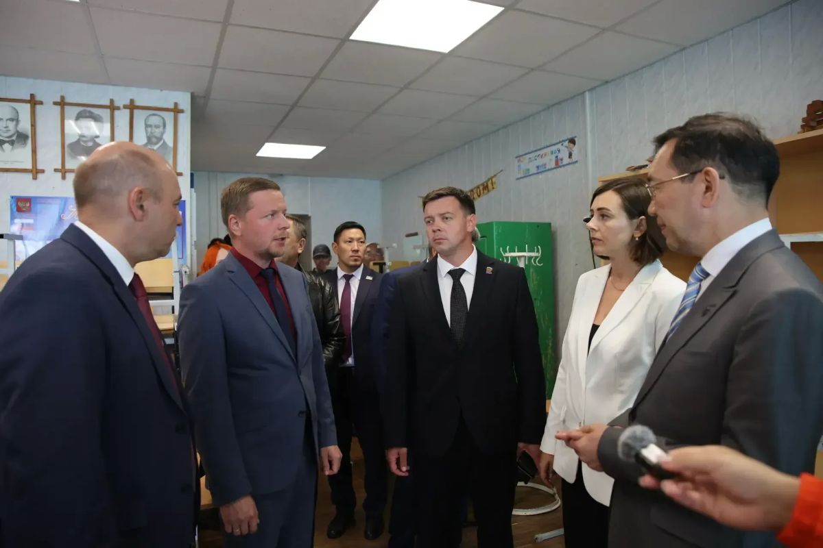 Глава Якутии осмотрел ход капитального ремонта школы № 23 в Айхале Глава Якутии осмотрел ход капитального ремонта школы № 23 в Айхале