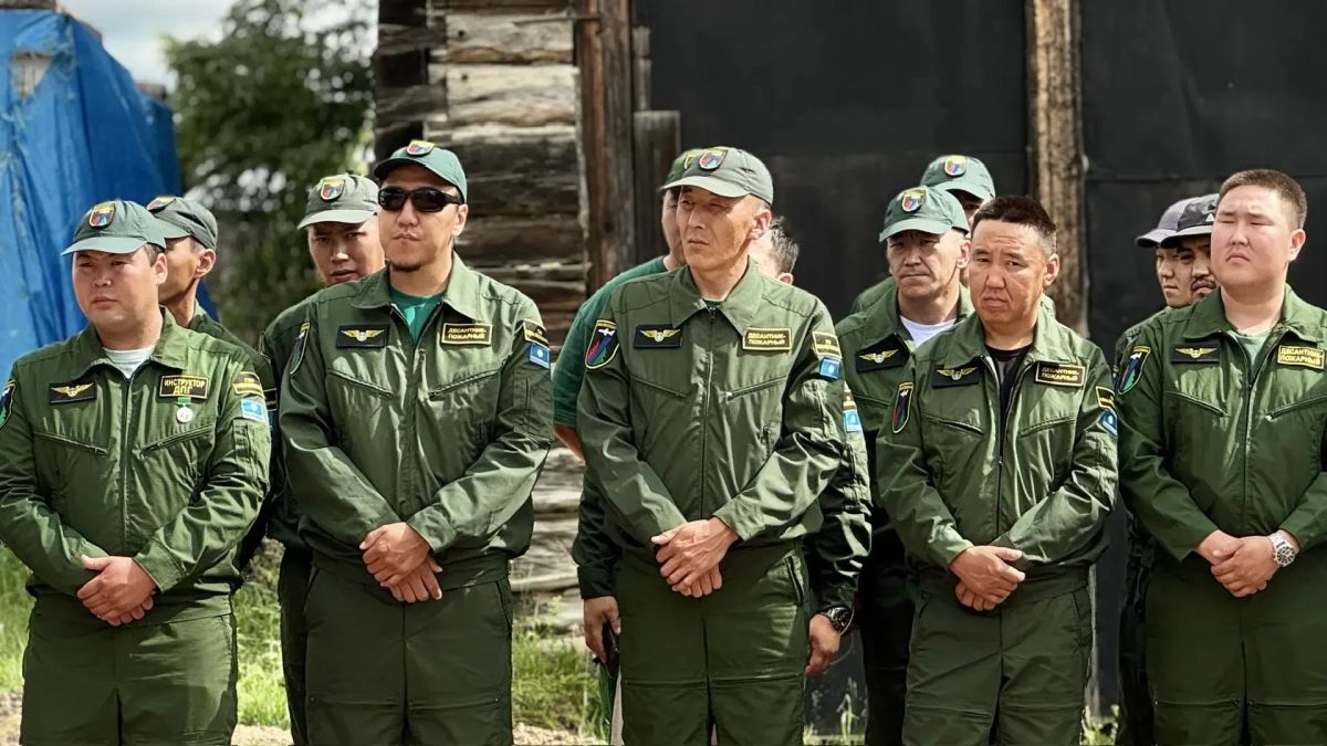 В Амге открыли новый навес для спецтехники авиаотделения В Амге открыли новый навес для спецтехники авиаотделения