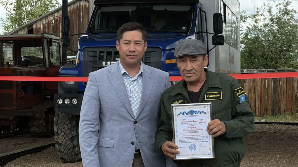 В Амге открыли новый навес для спецтехники авиаотделения В Амге открыли новый навес для спецтехники авиаотделения