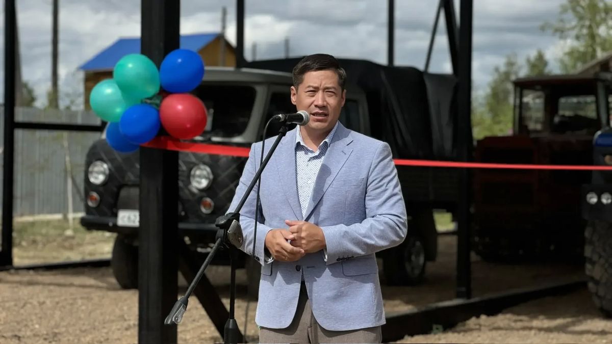 В Амге открыли новый навес для спецтехники авиаотделения В Амге открыли новый навес для спецтехники авиаотделения