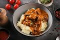 Вкусный гуляш с картофельным пюре: простой рецепт для семейного ужина