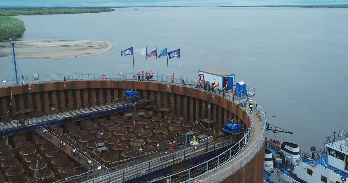 Группа «ВИС» успешно вывела в русло второй коффердам для Ленского моста Группа «ВИС» успешно вывела в русло второй коффердам для Ленского моста