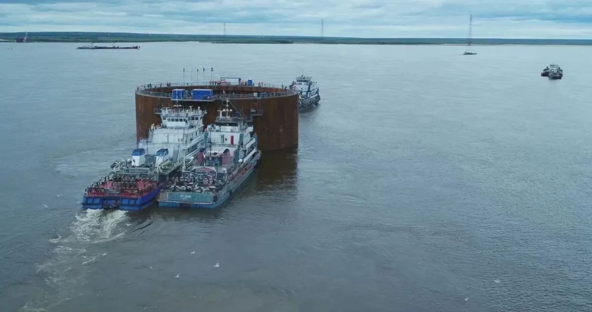 Речная операция по выводу в русло реки Лены второго коффердама для пилона Ленского моста Речная операция по выводу в русло реки Лены второго коффердама для пилона Ленского моста