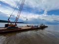 Коффердам для центрального пилона Ленского моста начали погружать на дно