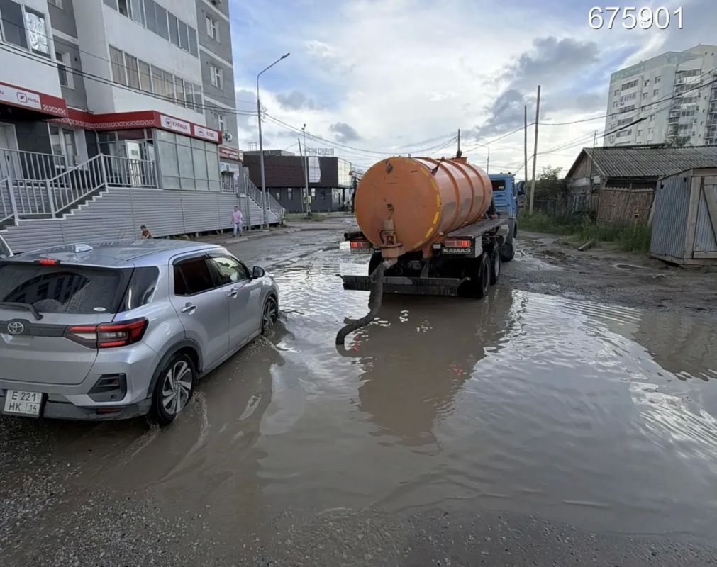 В Якутске идёт откачка дождевых вод В Якутске идёт откачка дождевых вод