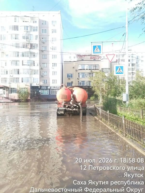 В Якутске идет откачка дождевых вод В Якутске идет откачка дождевых вод