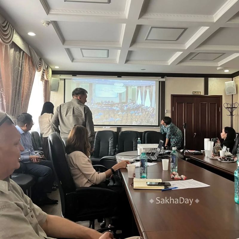 Итак, голоса (руки) депутатов распределились следующим образом: "за" Садовникова - 23 человека, "против" - один, воздержался один