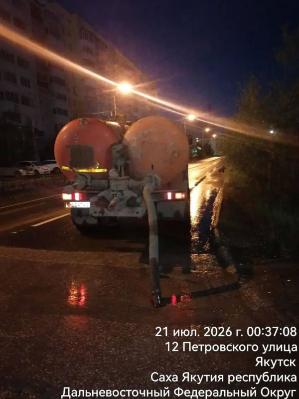 Обычно после дождя центр города утопает в лужах Обычно после дождя центр города утопает в лужах