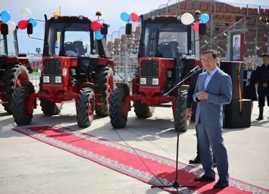 Глава Якутии вручил аграриям Усть-Алданского района ключи от новой техники