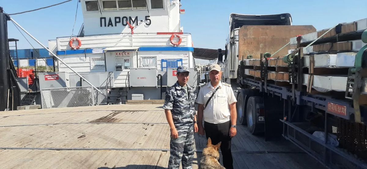 Транспортная полиция и Общественный совет проверили более 100 машин и обеспечили законность и безопасность на паромной переправе Якутск – Нижний Бестях Транспортная полиция и Общественный совет проверили более 100 машин и обеспечили законность и безопасность на паромной переправе Якутск – Нижний Бестях
