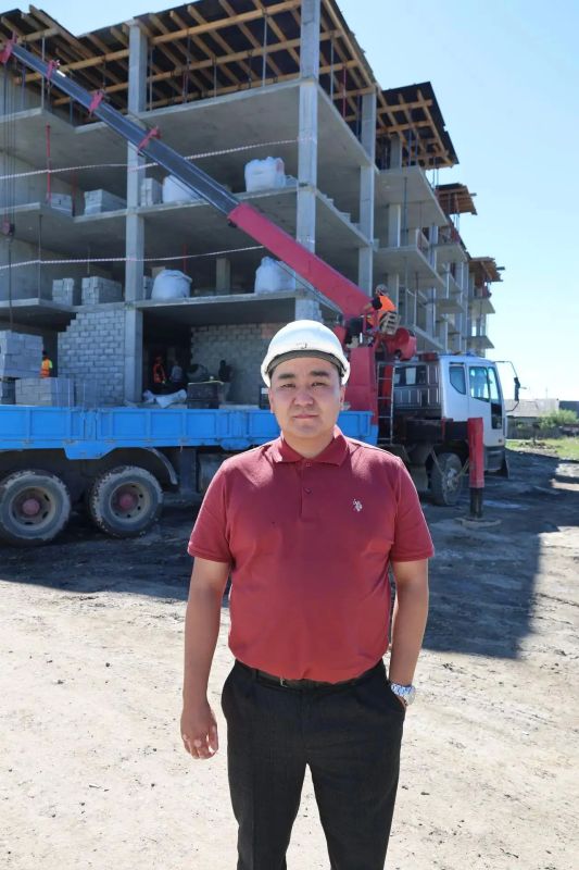 Айсен Николаев Уус Алдаа сырыытын “Хаарбах дьиэттэн кр” бырагырааманан тутулла турар элбэх кыбартыыралаах дьиэ тутуутуттан саалаата Айсен Николаев Уус Алдаа сырыытын “Хаарбах дьиэттэн кр” бырагырааманан тутулла турар элбэх кыбартыыралаах дьиэ тутуутуттан саалаата