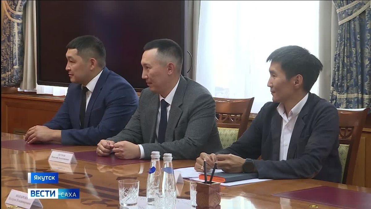 Айсен Николаев встретился с победителями шестого сезона конкурса "Лидеры России" — командой Управления Федеральной налоговой службы по республике