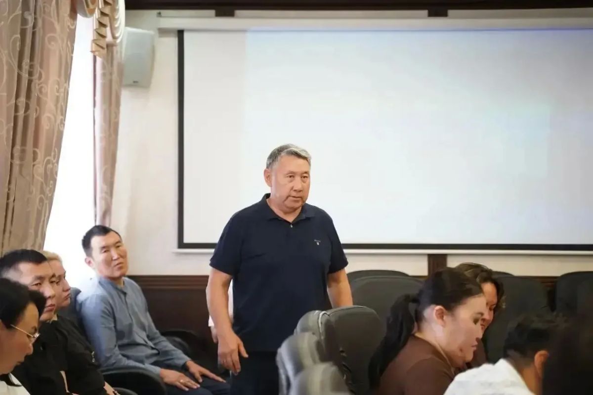 Свой первый рабочий день в должности Главы города Якутска начал с совещания по обстановке с паводком Свой первый рабочий день в должности Главы города Якутска начал с совещания по обстановке с паводком