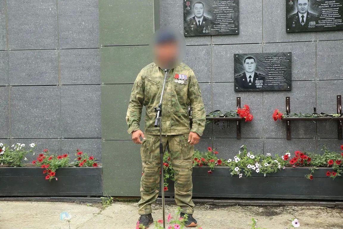В МВД Якутии открыли мемориальную доску в память о погибшем при исполнении воинского долга старшем прапорщике полиции в отставке Сергее Гудкове В МВД Якутии открыли мемориальную доску в память о погибшем при исполнении воинского долга старшем прапорщике полиции в отставке Сергее Гудкове