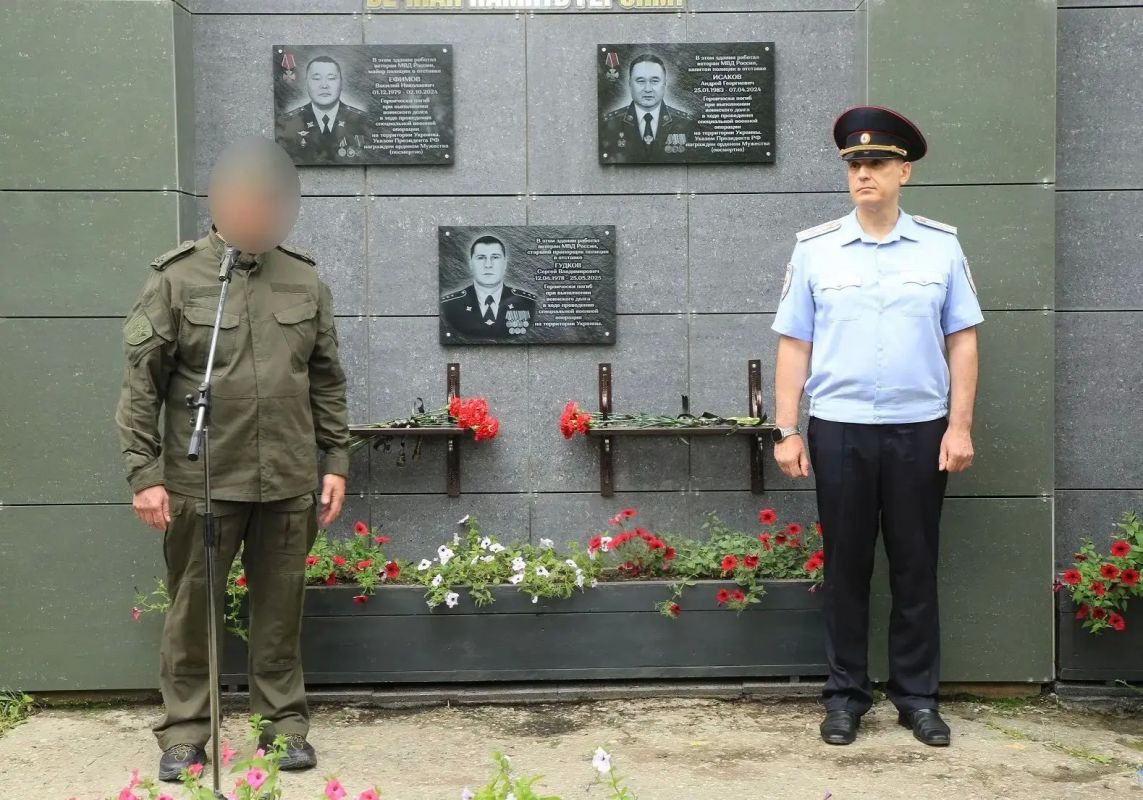 В МВД Якутии открыли мемориальную доску в память о погибшем при исполнении воинского долга старшем прапорщике полиции в отставке Сергее Гудкове В МВД Якутии открыли мемориальную доску в память о погибшем при исполнении воинского долга старшем прапорщике полиции в отставке Сергее Гудкове