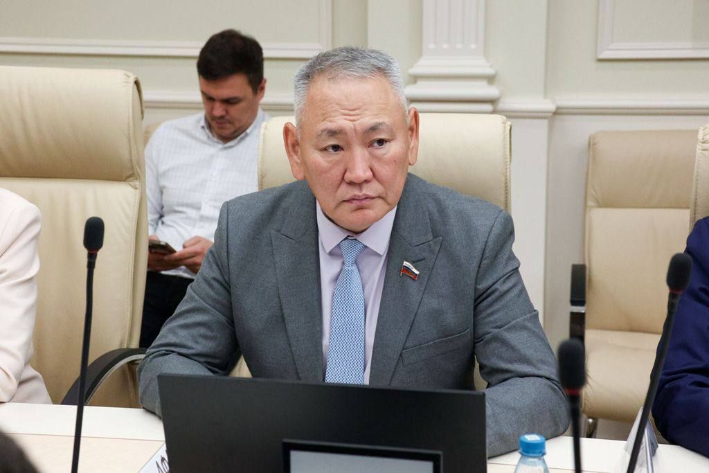 Сенатор Сахамин Афанасьев прокомментировал новые меры поддержки педагогов
