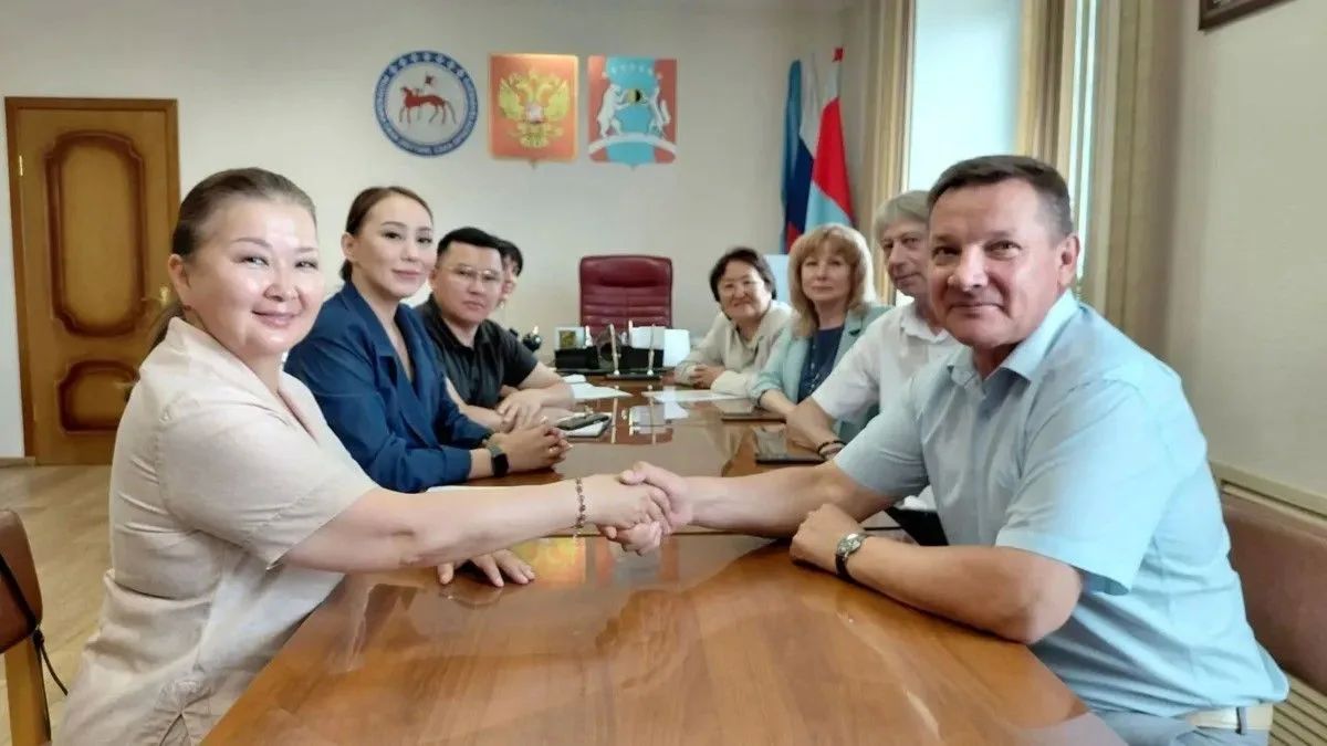 В ходе рабочей поездки в Южную Якутию министра образования и науки РС (Я) Нюргуны Соколовой состоялась встреча министра с главой Алданского района Александром Шестопаловым. В ходе рабочей поездки в Южную Якутию министра образования и науки РС (Я) Нюргуны Соколовой состоялась встреча министра с главой Алданского района Александром Шестопаловым.