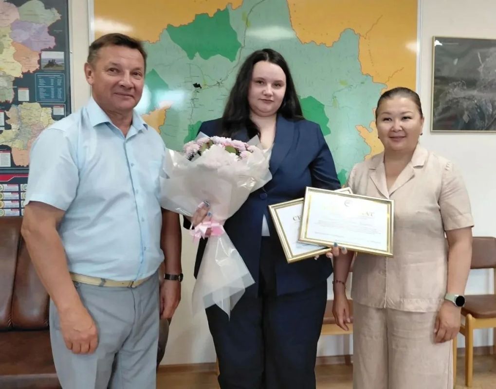 В ходе рабочей поездки в Южную Якутию министра образования и науки РС (Я) Нюргуны Соколовой состоялась встреча министра с главой Алданского района Александром Шестопаловым. В ходе рабочей поездки в Южную Якутию министра образования и науки РС (Я) Нюргуны Соколовой состоялась встреча министра с главой Алданского района Александром Шестопаловым.