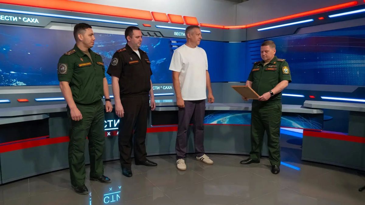 В Якутске состоялось торжественное мероприятие по награждению победителя ежегодного конкурса работ представителей СМИ по формированию объективного общественного мнения о деятельности военных следственных органов В Якутске состоялось торжественное мероприятие по награждению победителя ежегодного конкурса работ представителей СМИ по формированию объективного общественного мнения о деятельности военных следственных органов