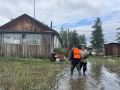 В Верхоянском районе спасатели помогают жителям подтопленного села Сайды