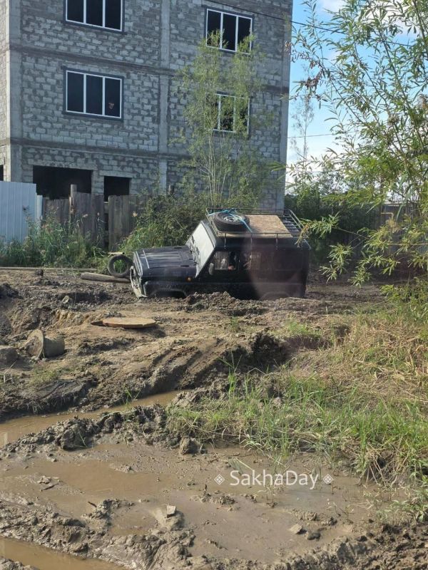 Лонгинова 31/3, машина буквально проваливалилась в грязь Лонгинова 31/3, машина буквально проваливалилась в грязь