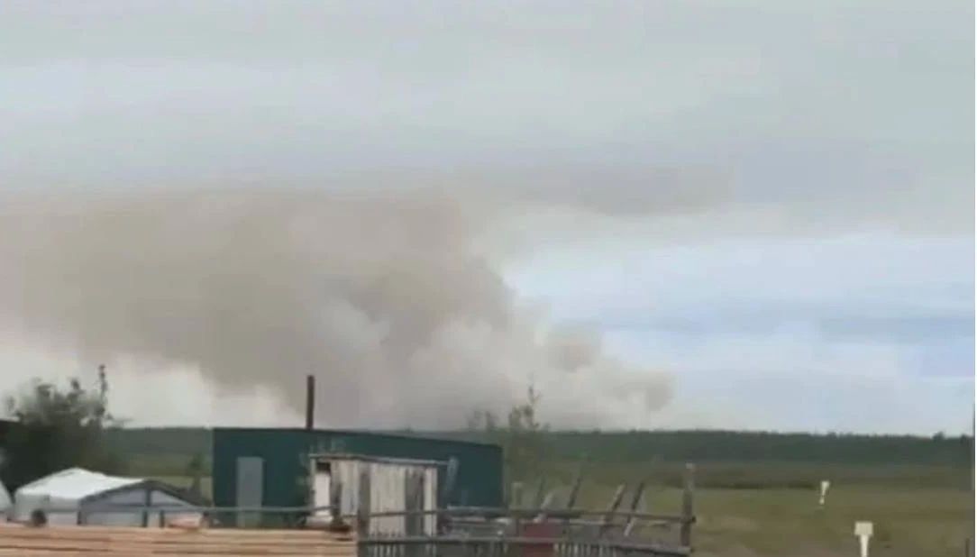 Заградительные рубежи и контролируемый отжиг: в Якутии тушат лесной пожар близ села Эйик