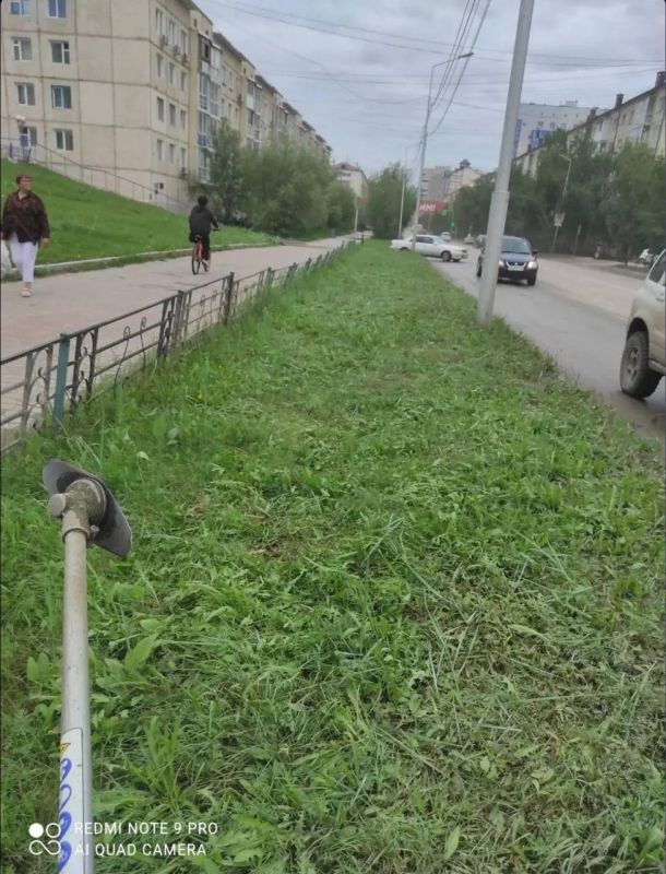 Продолжаются работы по покосу травы в Строительном округе Продолжаются работы по покосу травы в Строительном округе