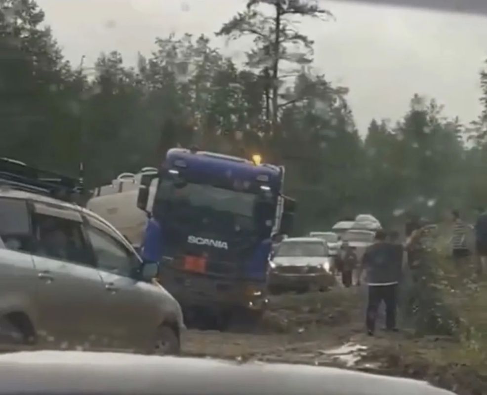 Большегруз перекрыл региональную дорогу «Амга»
