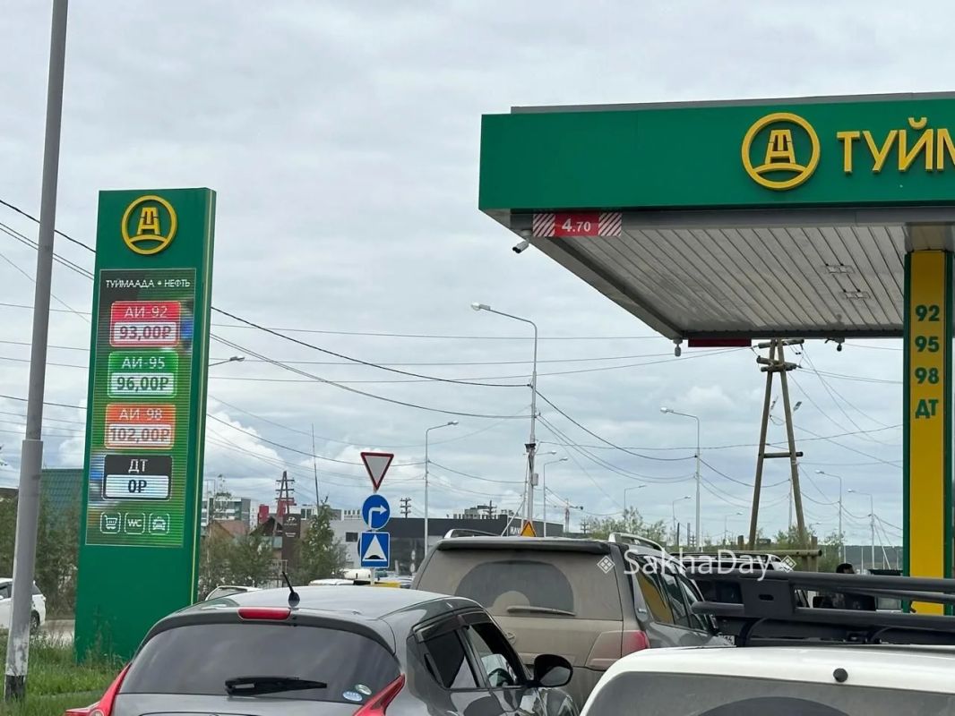 Несмотря на заверения властей и их бодрые рапорты о скорейшем разрешении проблем на топливном рынке, ситуация с горючим в Якутии ухудшается с каждым новым днем Несмотря на заверения властей и их бодрые рапорты о скорейшем разрешении проблем на топливном рынке, ситуация с горючим в Якутии ухудшается с каждым новым днем