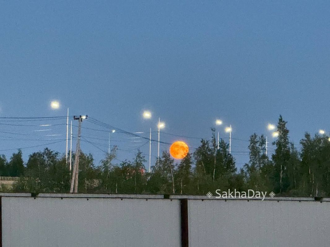Луна над Якутском сейчас @sakhaday Луна над Якутском сейчас @sakhaday