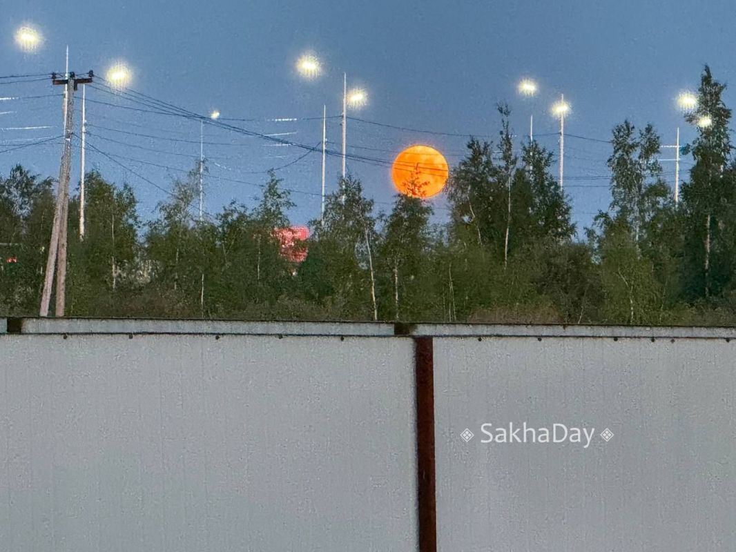 Луна над Якутском сейчас @sakhaday Луна над Якутском сейчас @sakhaday