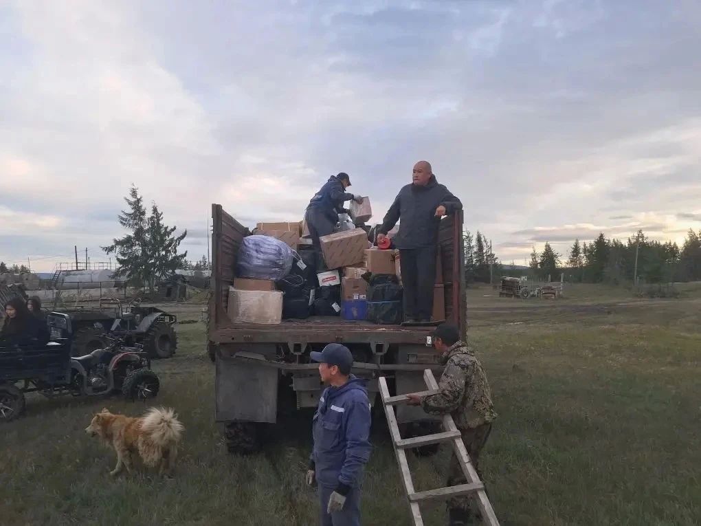 Вертолет МЧС доставил гумпомощь в затопленное село Сайды Верхоянского района