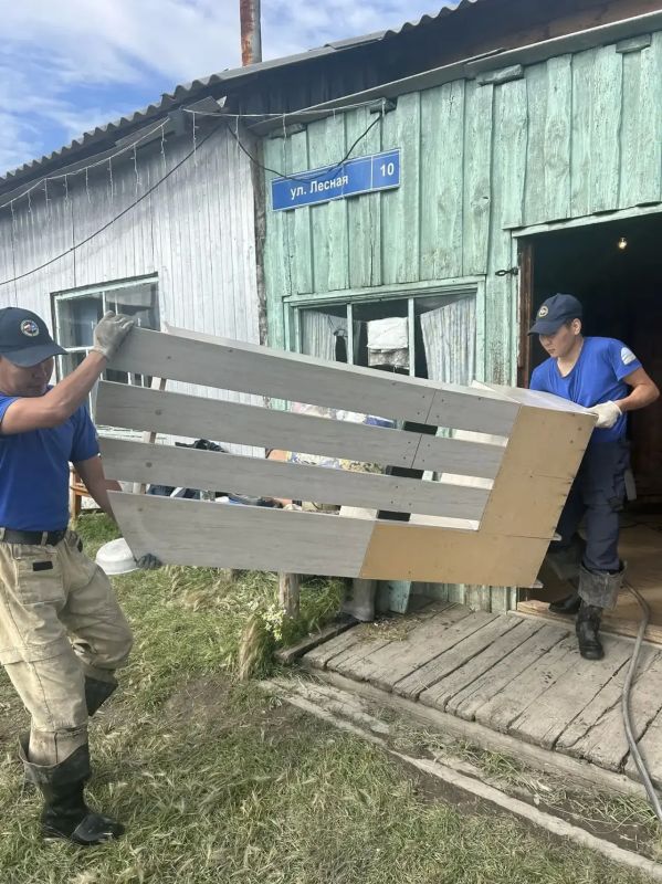 В селе Суордах Верхоянского района спасатели устраняют последствия дождевого паводка В селе Суордах Верхоянского района спасатели устраняют последствия дождевого паводка
