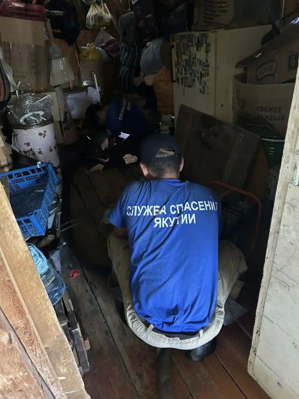 В селе Суордах Верхоянского района спасатели устраняют последствия дождевого паводка В селе Суордах Верхоянского района спасатели устраняют последствия дождевого паводка