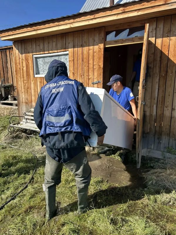 В селе Суордах Верхоянского района спасатели устраняют последствия дождевого паводка В селе Суордах Верхоянского района спасатели устраняют последствия дождевого паводка