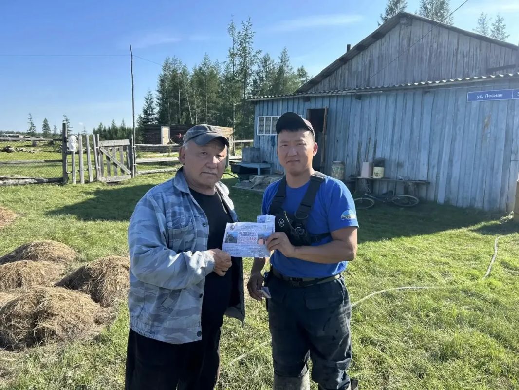 В селе Суордах Верхоянского района спасатели устраняют последствия дождевого паводка