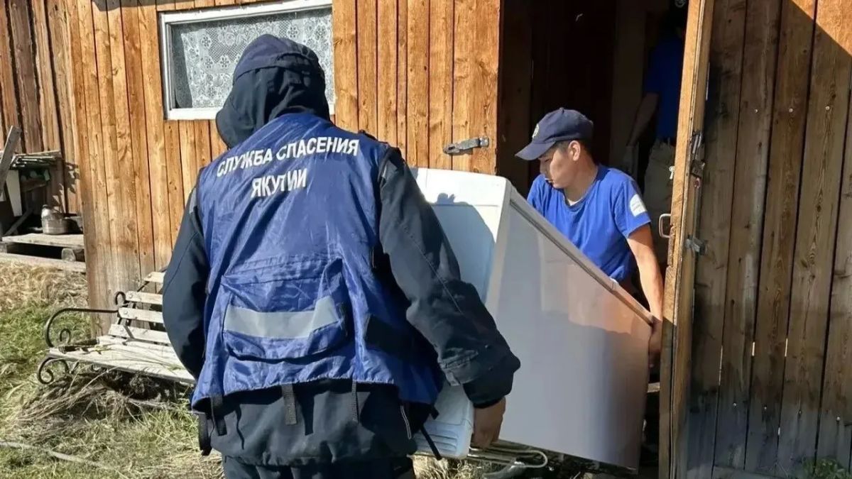 Спасатели восстанавливают дома в селе Суордах после паводка
