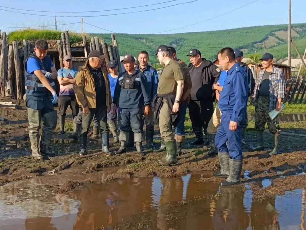 Спасатели восстанавливают дома в селе Суордаах Верхоянского района после паводка Спасатели восстанавливают дома в селе Суордаах Верхоянского района после паводка