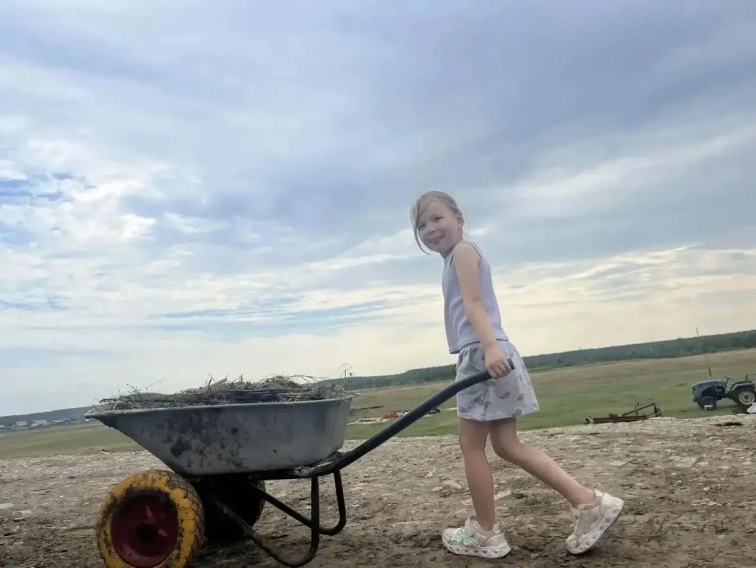 #Агротуризм Как отдых в селе Хоточчу покоряет сердца горожан Пятилетняя Мия из Якутска вместе со своей мамой провела пять дней в селе Хоточчу, остановившись на отдых в семье фермера Радомира Варламова. Об этом в своем... #Агротуризм Как отдых в селе Хоточчу покоряет сердца горожан Пятилетняя Мия из Якутска вместе со своей мамой провела пять дней в селе Хоточчу, остановившись на отдых в семье фермера Радомира Варламова. Об этом в своем...