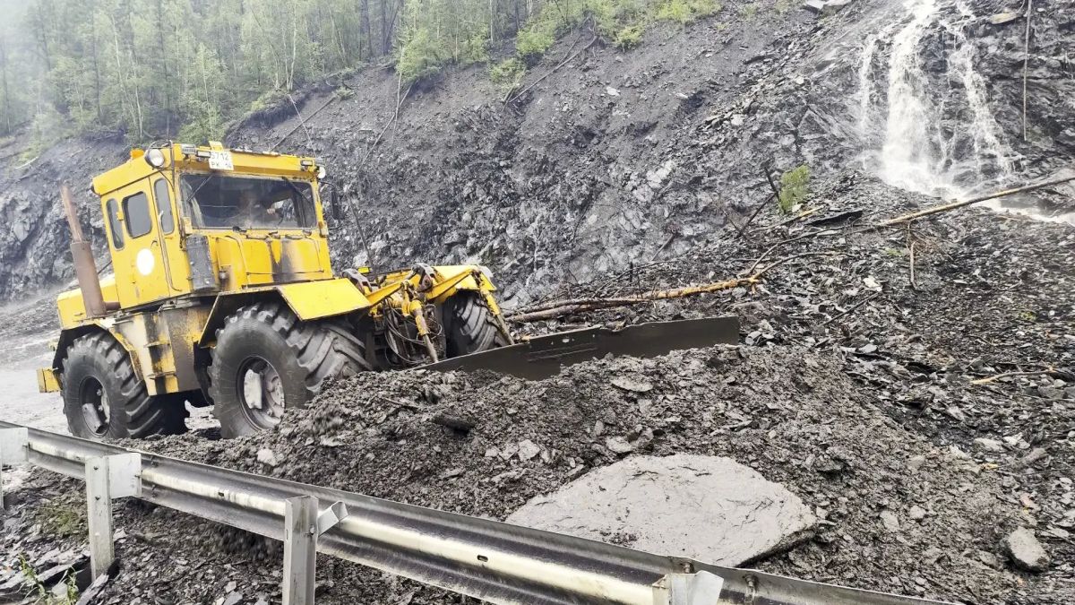 Восстановительные работы на трассе Р-504 «Колыма» продолжаются Восстановительные работы на трассе Р-504 «Колыма» продолжаются