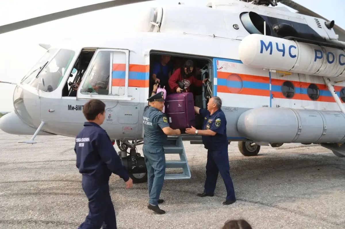 Вертолёт доставил в Якутск 20 детей из затопленных сел Верхоянского улуса Вертолёт доставил в Якутск 20 детей из затопленных сел Верхоянского улуса