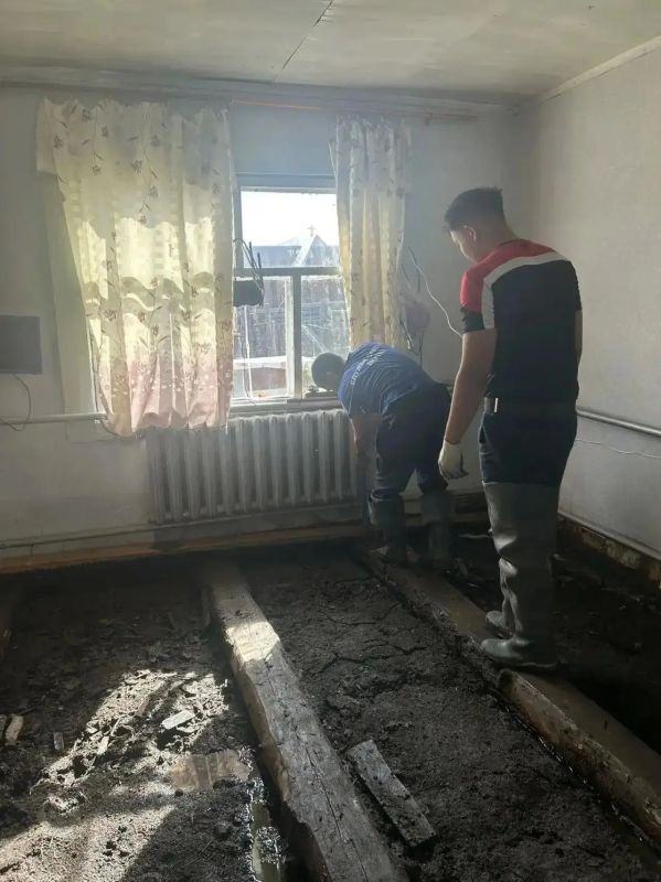 Спасатели восстанавливают дома в селе Суордаах Верхоянского района после паводка Спасатели восстанавливают дома в селе Суордаах Верхоянского района после паводка