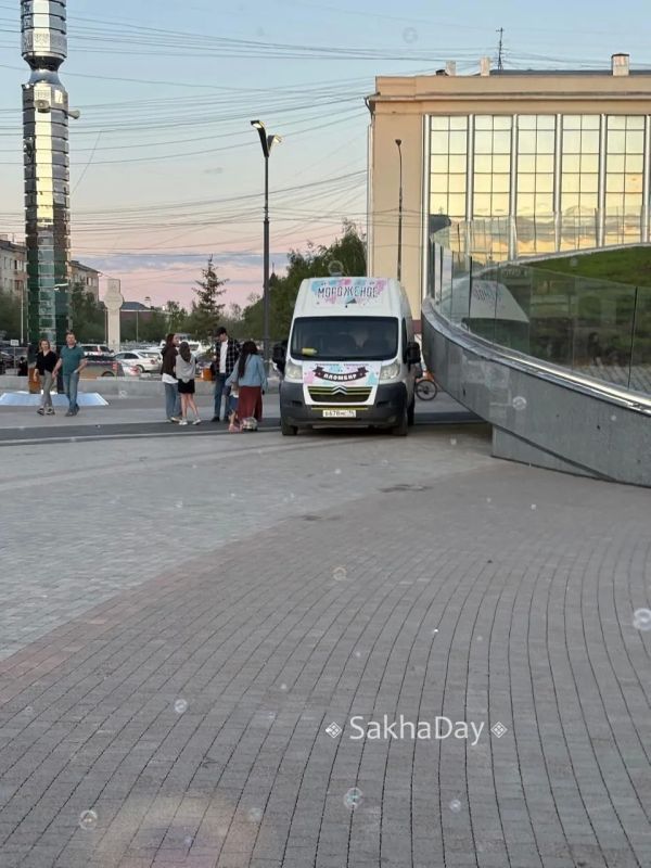 "Недопустимо превращать главную площадь в стихийный базар!" "Недопустимо превращать главную площадь в стихийный базар!"
