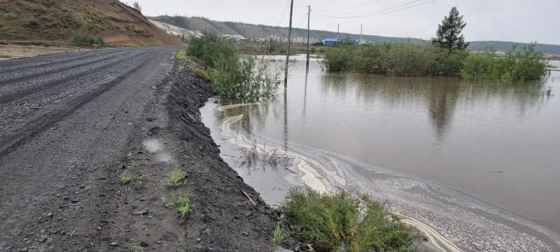 Паводок угрожает трассе «Яна» Паводок угрожает трассе «Яна»