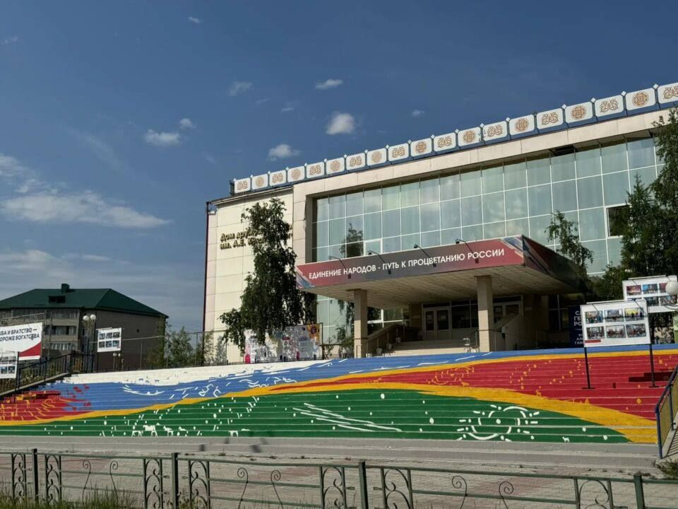 Свободный художник Василий Николаев уже пять лет создает рисунки на лестнице ДДН в Якутске