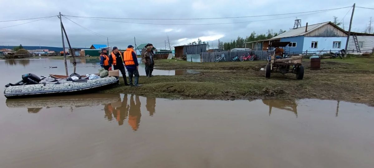В селе Боронук Верхоянского улуса спасатели эвакуируют людей и скот В селе Боронук Верхоянского улуса спасатели эвакуируют людей и скот
